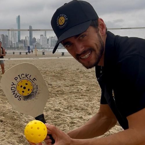 Pessoas jogando Beach Pickleball